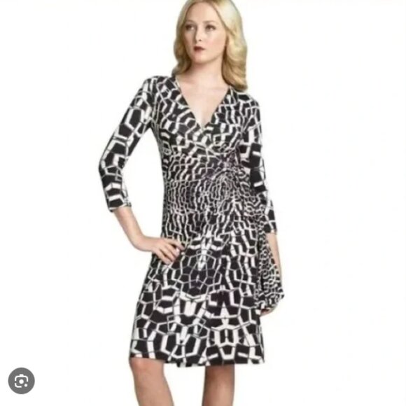 DVF 100% Silk The Diana Wrap Dress Black Geometric Print Buckle V-Neck Sz 8 - Picture 1 of 5